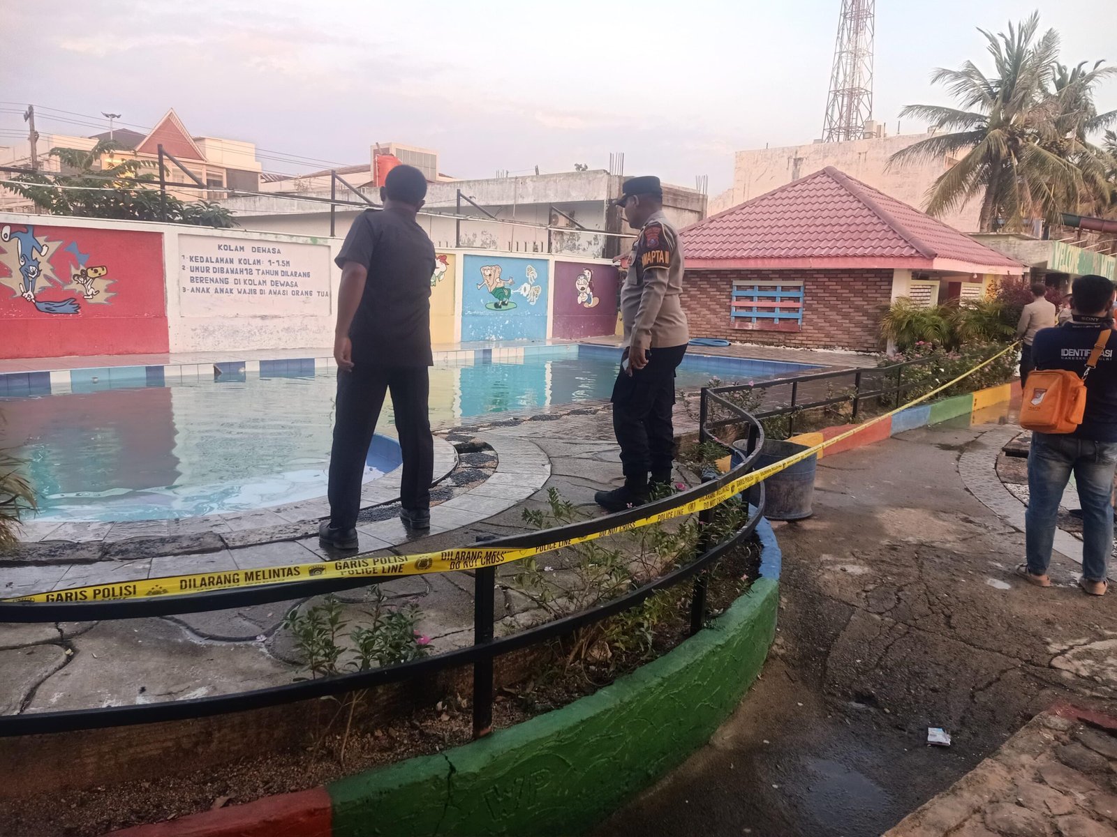 Personel Polres Tapteng saat olah TKP dan memasang Garis Polisi (Police Line) di area kolam renang Hotel PIA Pandan, Minggu (25/1/2026).