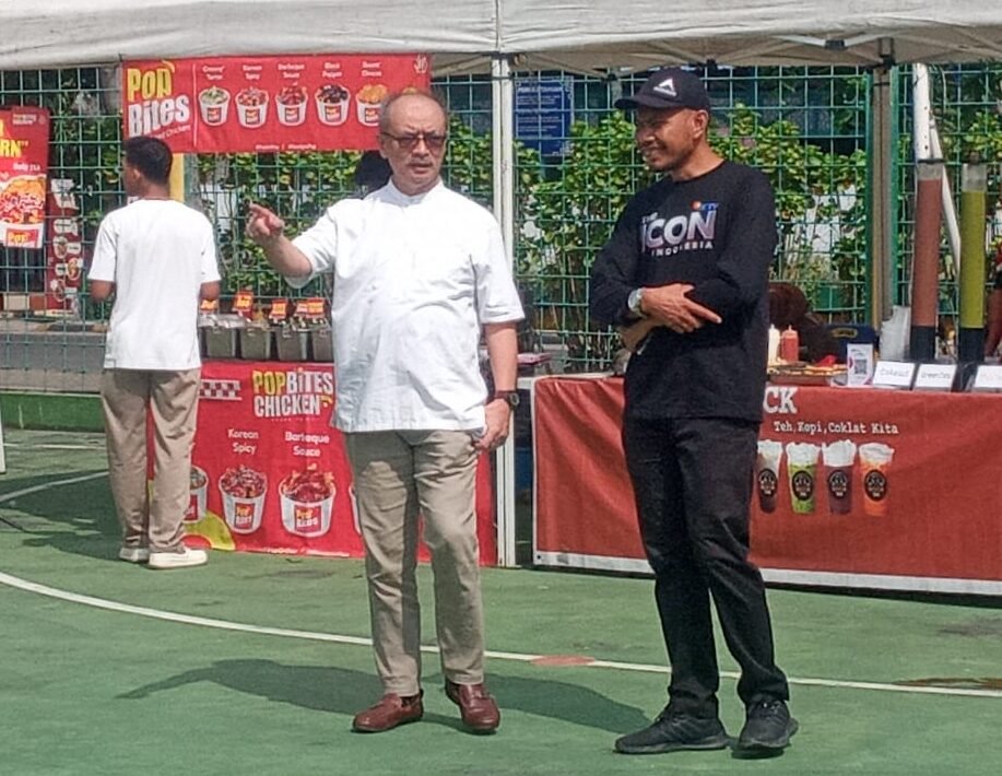 Usai meninjau kegiatan SCTV The Icon Indonesia. Rektor UMA Prof.Dr.Dadan Ramdan, M.Eng, M.Sc ( baju putih, berkaca mata) juga meninjau arena stan Bazaar UMKM di dekat lokasi kegiatan SCTV The Icon Indonesia.