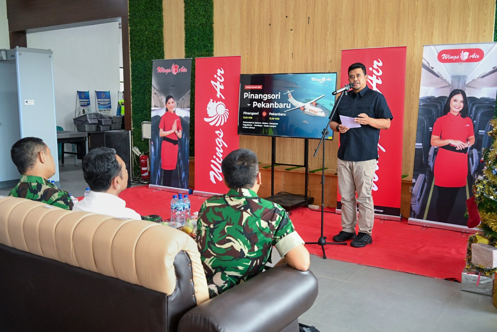 Gubernur Sumut, Bobby Nasution meresmikan rute penerbangan baru Wings Air Pinangsori - Pekanbaru di Bandara FL Tobing, Pinangsori, Kabupaten Tapanuli Tengah, Jum'at (23/1/2026).