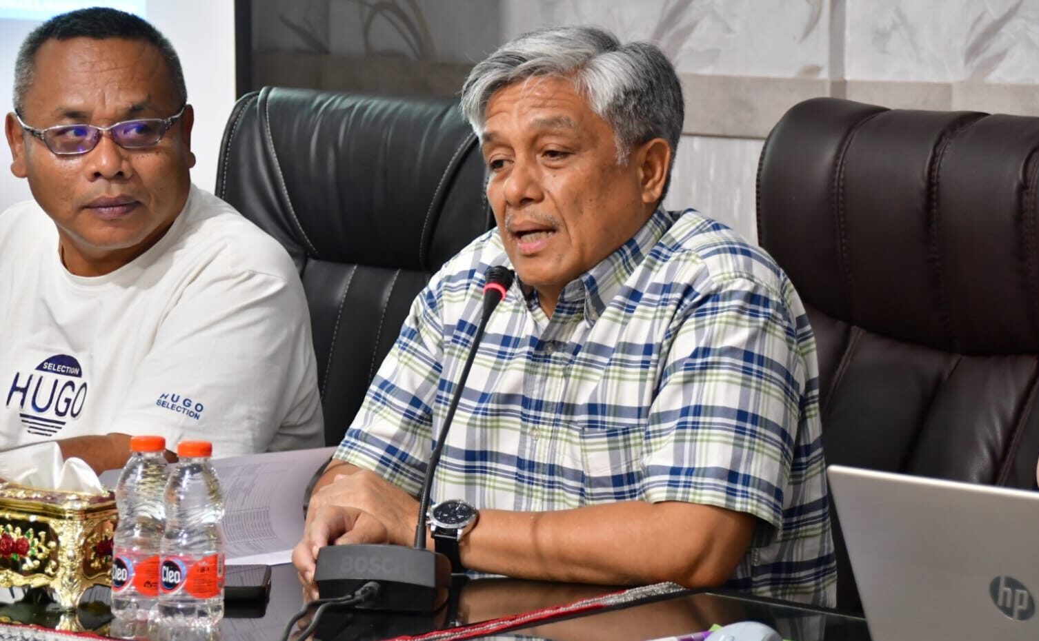 Sekdakab Tapteng Drs. Binsar TH Sitanggang, M.SP saat membuka pelatihan pendamping rumah rusak dampak bencana alam diruang Cendrawasi Kantor Bupati Tapteng, Minggu (18/1/2026).