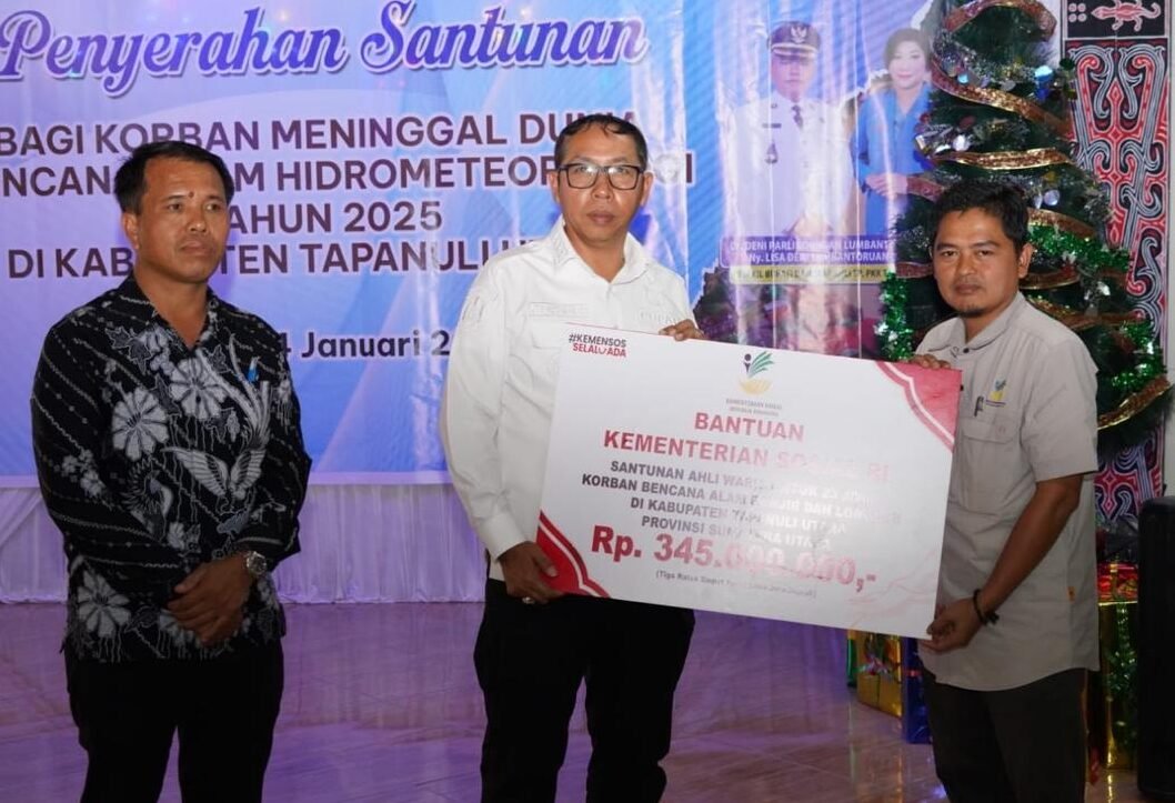  Bupati Taput JTP Hutabarat menyerahkan santunan Rp 15 juta per orang untuk korban bencana banjir/longsor tahun 2025 lalu.
