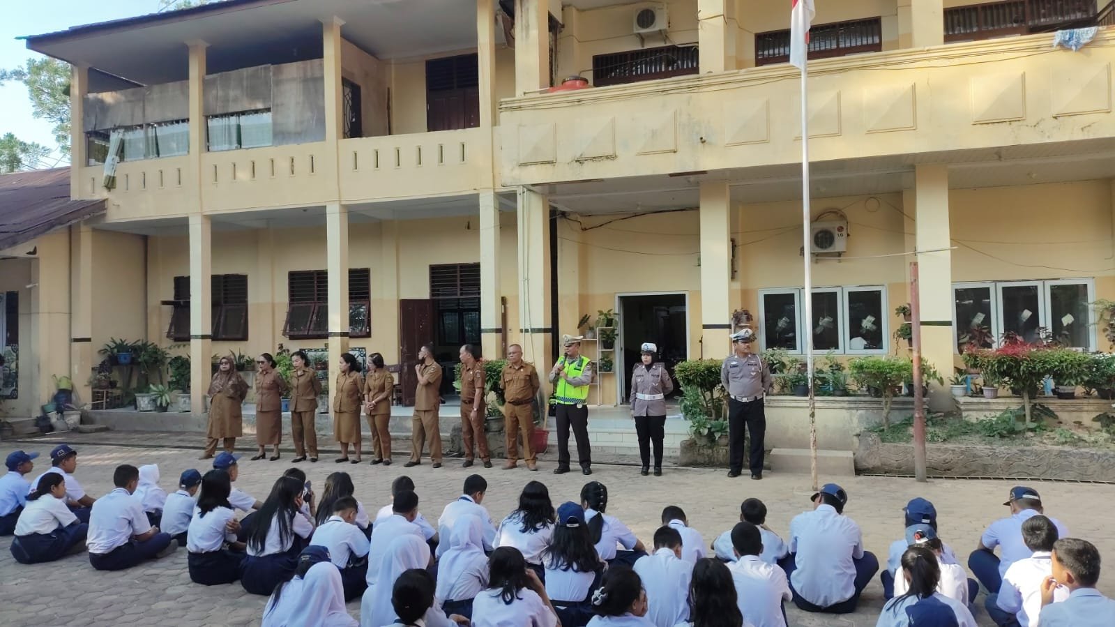 Personel Sat Lantas Polres Sibolga saat memberikan edukasi tertib berlalu lintas di SMPN 6 Sibolga, Senin (26/01/2026).