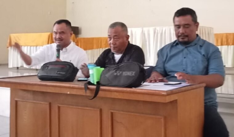 Ketua PWI Sumut, H.Farianda Putra Sinik,SE sedang memberikan pengarahan kepadapeserta Tehnical Metting Turnamen Domino PWI Sumut Piala Kapolrestabes Medan, didampingi Ketua Panitia, Ariadi dan Sekretaris Deking Sembiring, Kamis (22/1/2026) di gedung PWI Suut Jl.Adinegoro Medan.