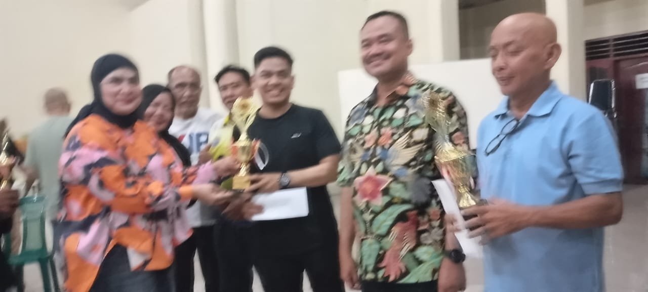Ketua IKWI Sumut Fadia Achri Yulan Farianda Putra Sinik, saat menyerahkan Piala kepada Juara Kategori Berpasangan.