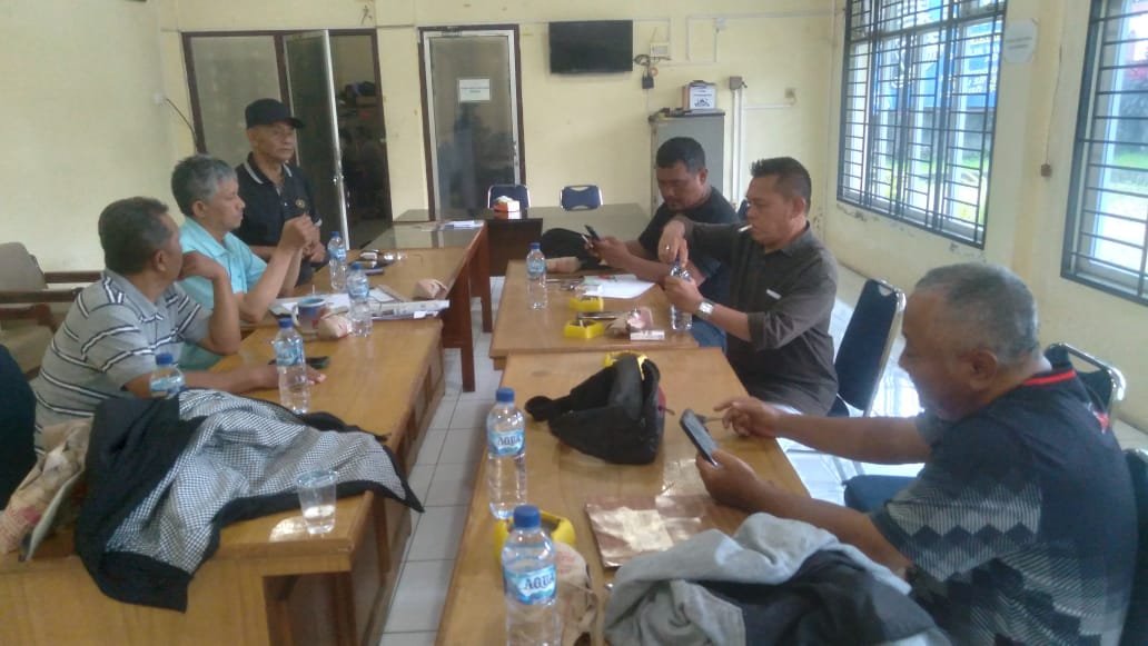 Suasana saat Panpel Turnamen Domino PWI Sumut Piala Kapolrestabes melaksanakan Rapat, Sabtu (17/1/2026)
