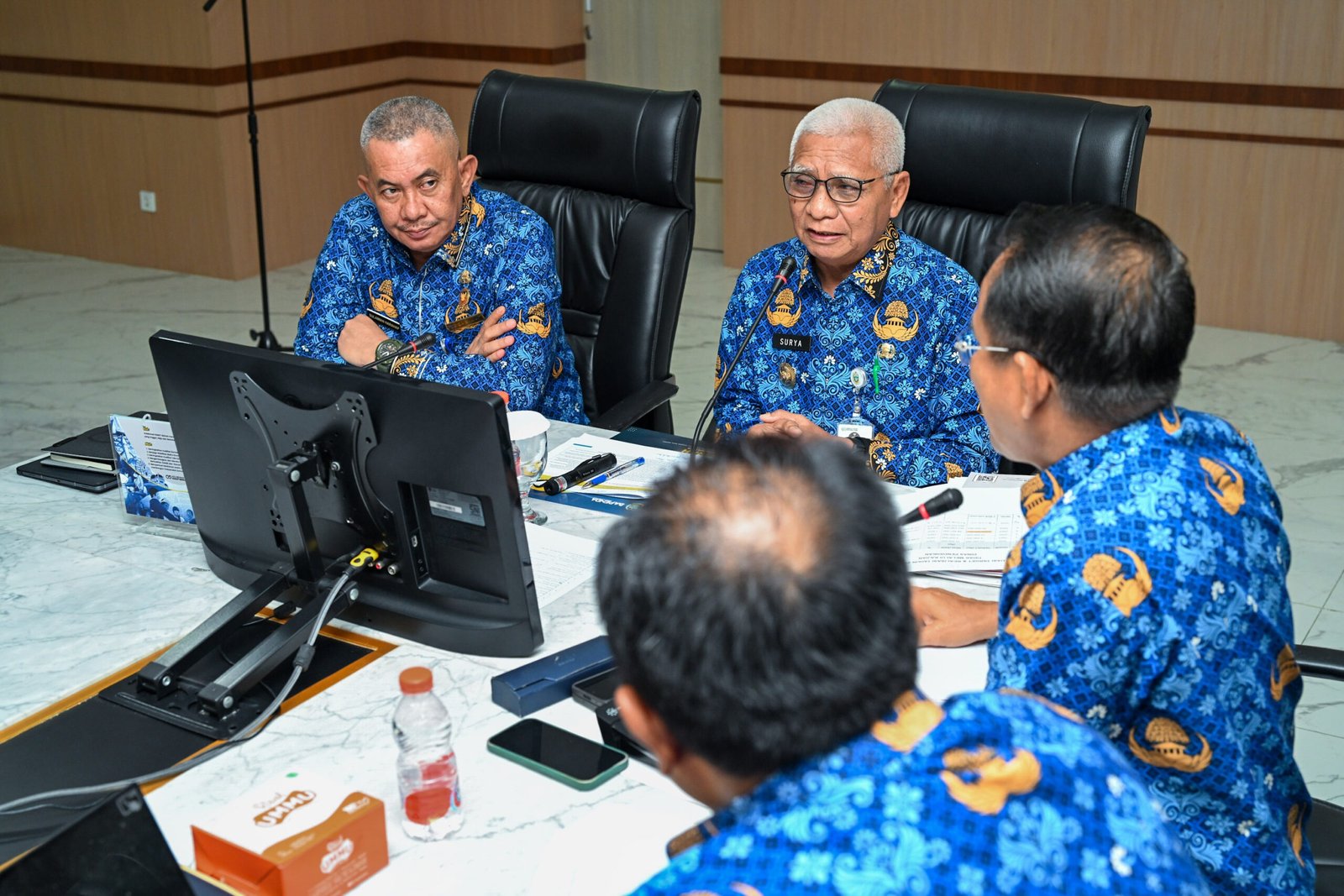 Wakil Gubernur Sumut Surya bersama Pj Sekdaprov Sumut Sulaiman Harahap memimpin Rapat Pembahasan Perubahan Perda No. 1 Tahun 2024 terkait Penambahan dan/atau Objek Retribusi Daerah di Ruang Rapat 1, lantai 2 Kantor Gubernur Sumut, Jalan Diponegoro No. 30, Medan, Senin (19/1/2026).