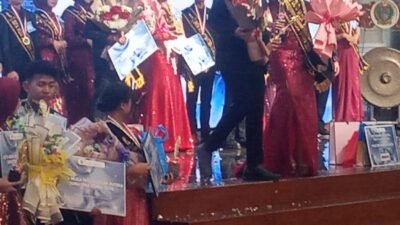 Ade Raihana dan Aulia Riska Putera sebagai pemenang utama Duta Muda Sumatera Utara 2026 saat berjalan beriringan.