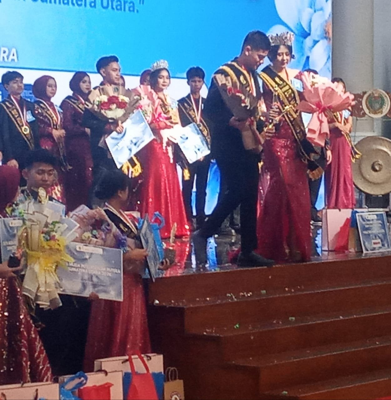 Ade Raihana dan Aulia Riska Putera sebagai pemenang utama Duta Muda Sumatera Utara 2026 saat berjalan beriringan.