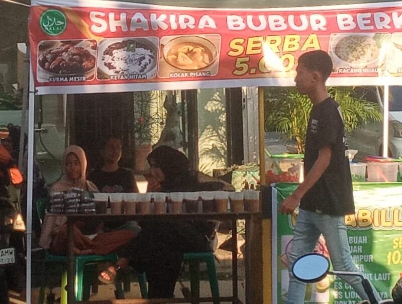 Stan kuliner Sakhira Bubur Berkah di Jalan Taruma, Kelurahan Petisah Tengah, Kecamatan Medan Petisah, menjual takjil bubur sumsum candil, kolak pisang, kolak ubi rambat dan bubur pulut hitam. 