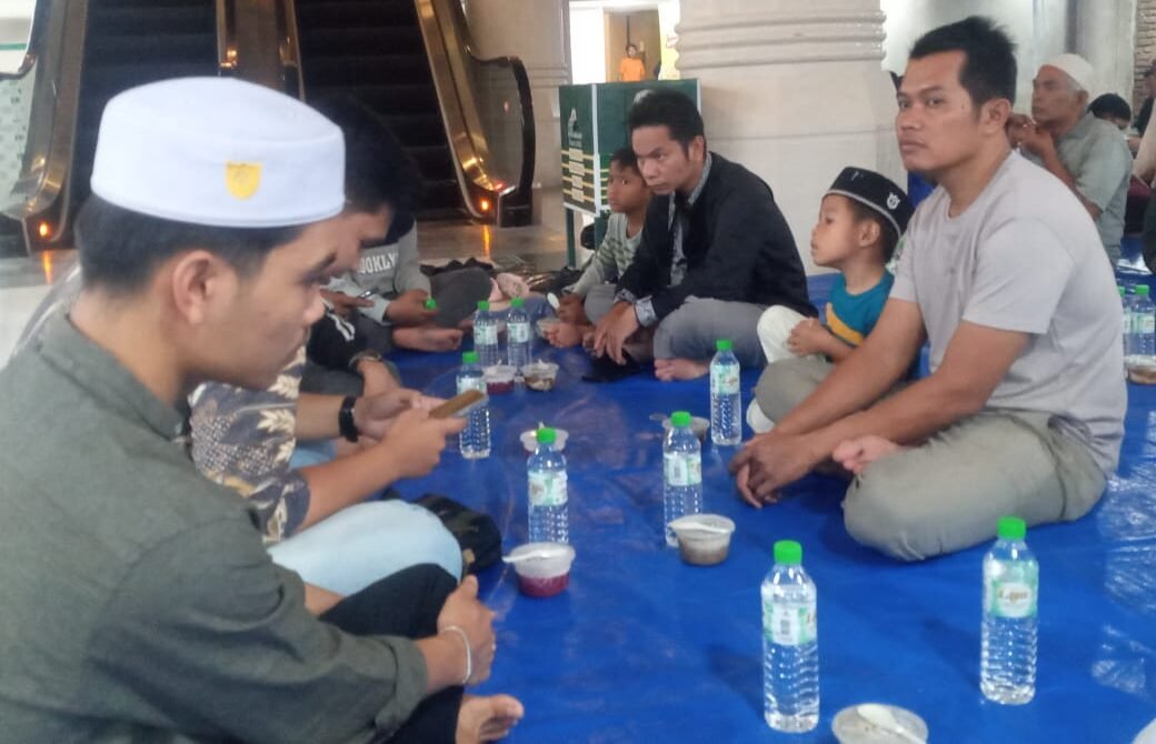 Tampak para jemaah Masjid Agung Kota Medan, Sumatera Utara berbuka puasa.