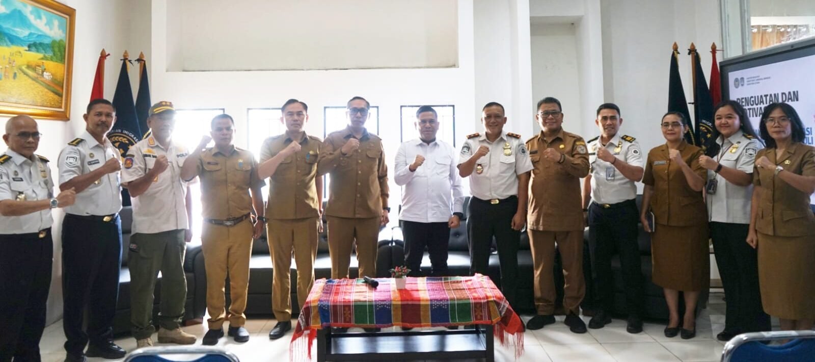 Bupati Taput JTP Hutabarat kunker ke Kantor Imigrasi Kelas III di Tarutung,minta benar-benar memberi pelayanan terbaik.*