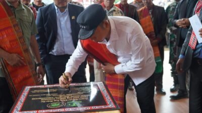 *Bupati Taput JTP Hutabarat meresmikan Pusat Adat Simardangiang di Pahae Julu dirangkai dengan hilirisasi kemenyan.