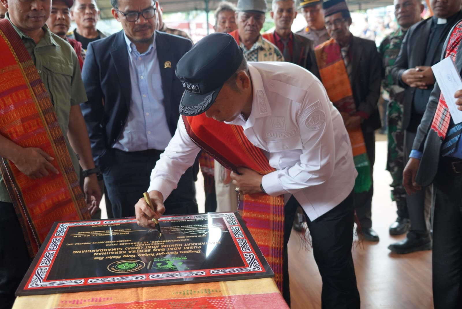 *Bupati Taput JTP Hutabarat meresmikan Pusat Adat Simardangiang di Pahae Julu dirangkai dengan hilirisasi kemenyan.