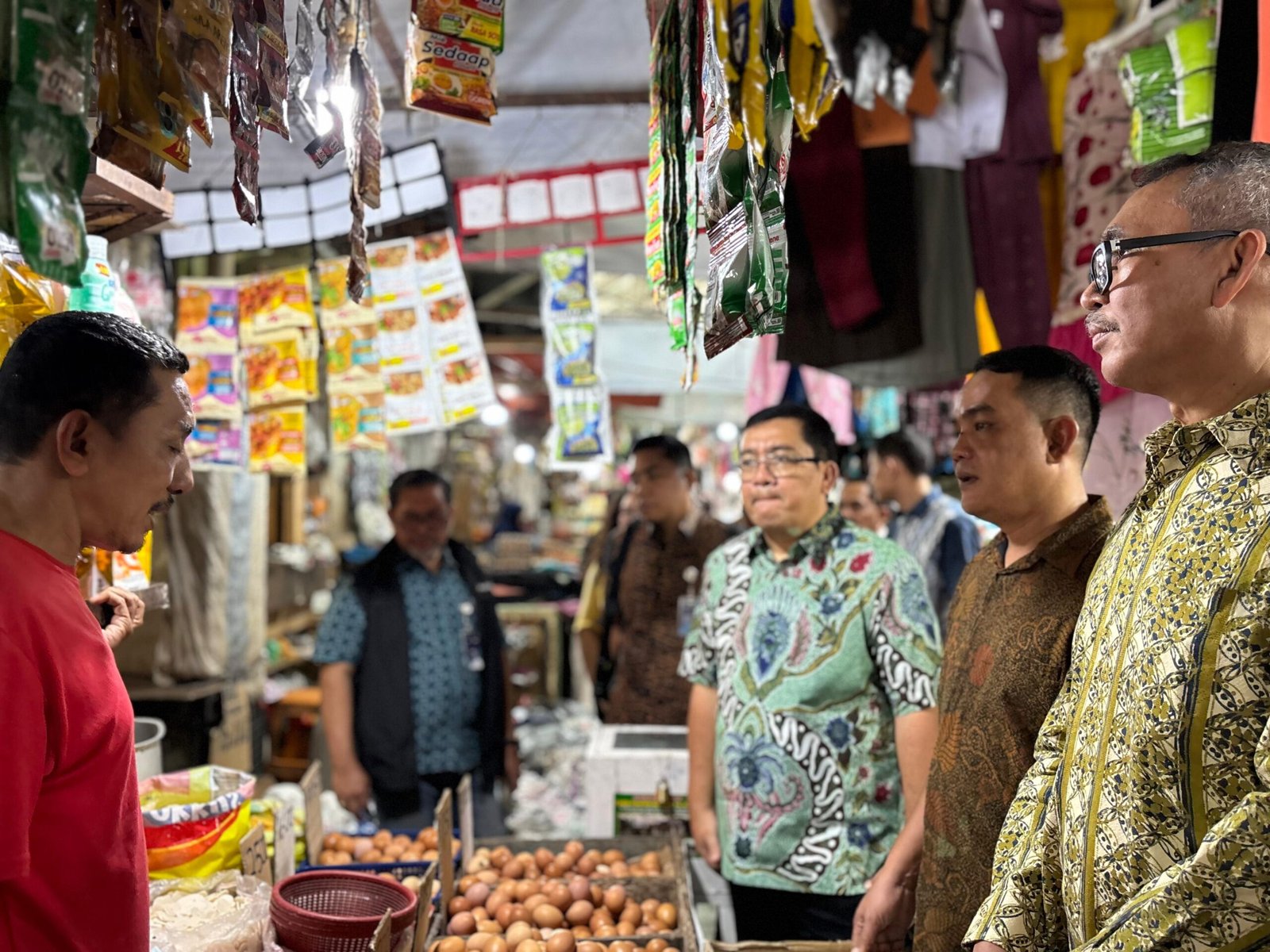 Anggota Dewan Pengawas (Dewas) Perum Bulog Pusat yaitu Irjen Pol. (Purn) Verdianto Bitticaca dan Frans Dabukke ke pasar Sei Sikambing Kota Medan, Kamis ( 26/2/26)