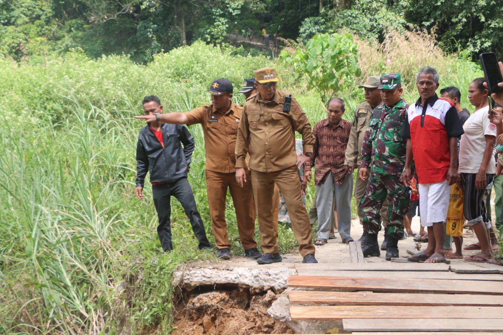Bupati Taput JTP Hutabarat turun langsung melihat jembatan putus akibat banjir di Kecamatan Garoga.