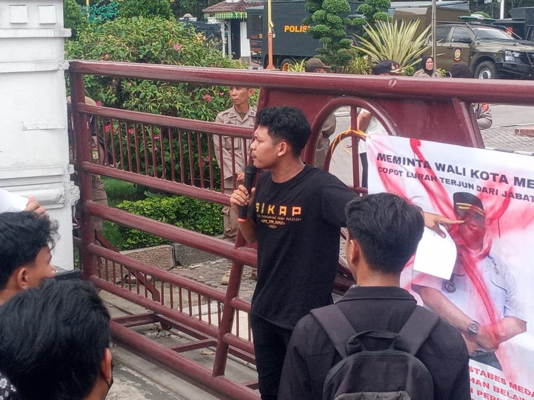 Massa Ikatan Mahasiswa Kota Medan berunjuk rasa di depan kantor Wali Kota Medan. 