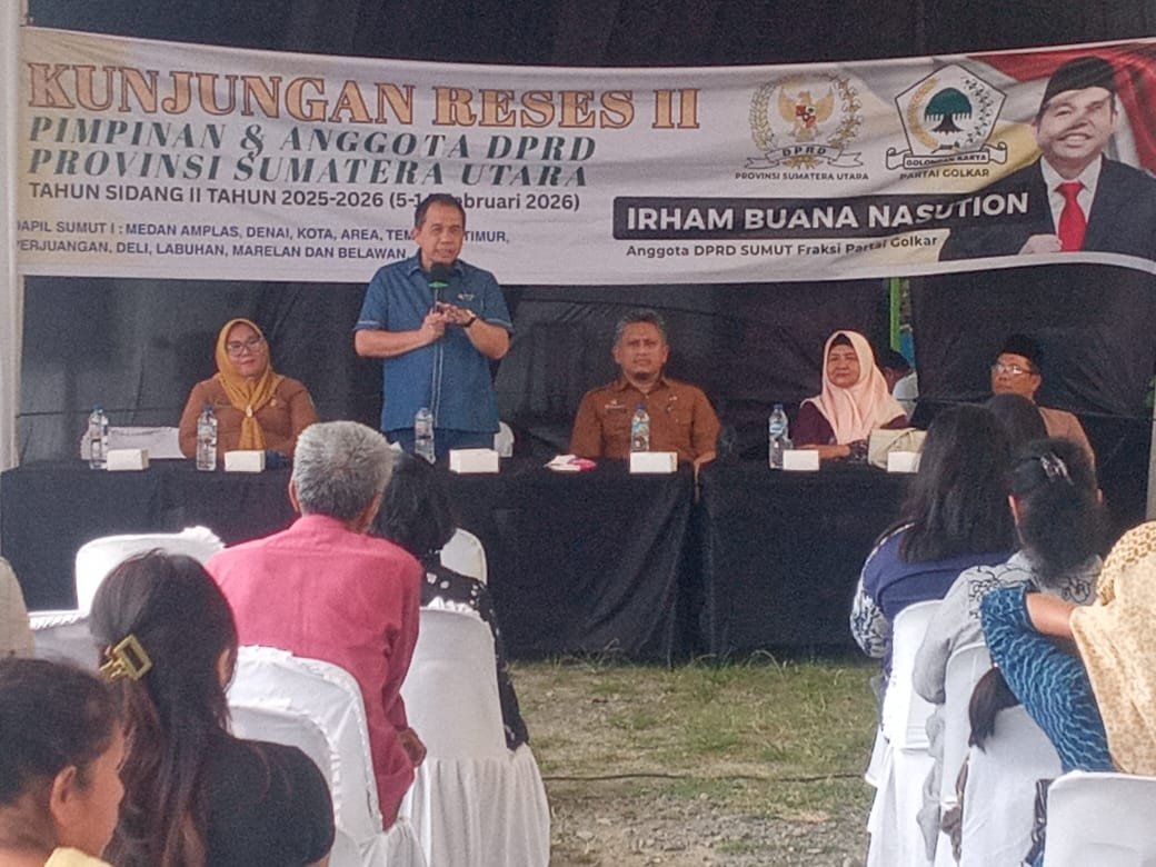  Anggota DPRD Sumut Irham Buana Nasution SH, M.Hum saat memberikan kata sambutan di hadapan konstituen dan warga Sitirejo - III di kegiatan reses.