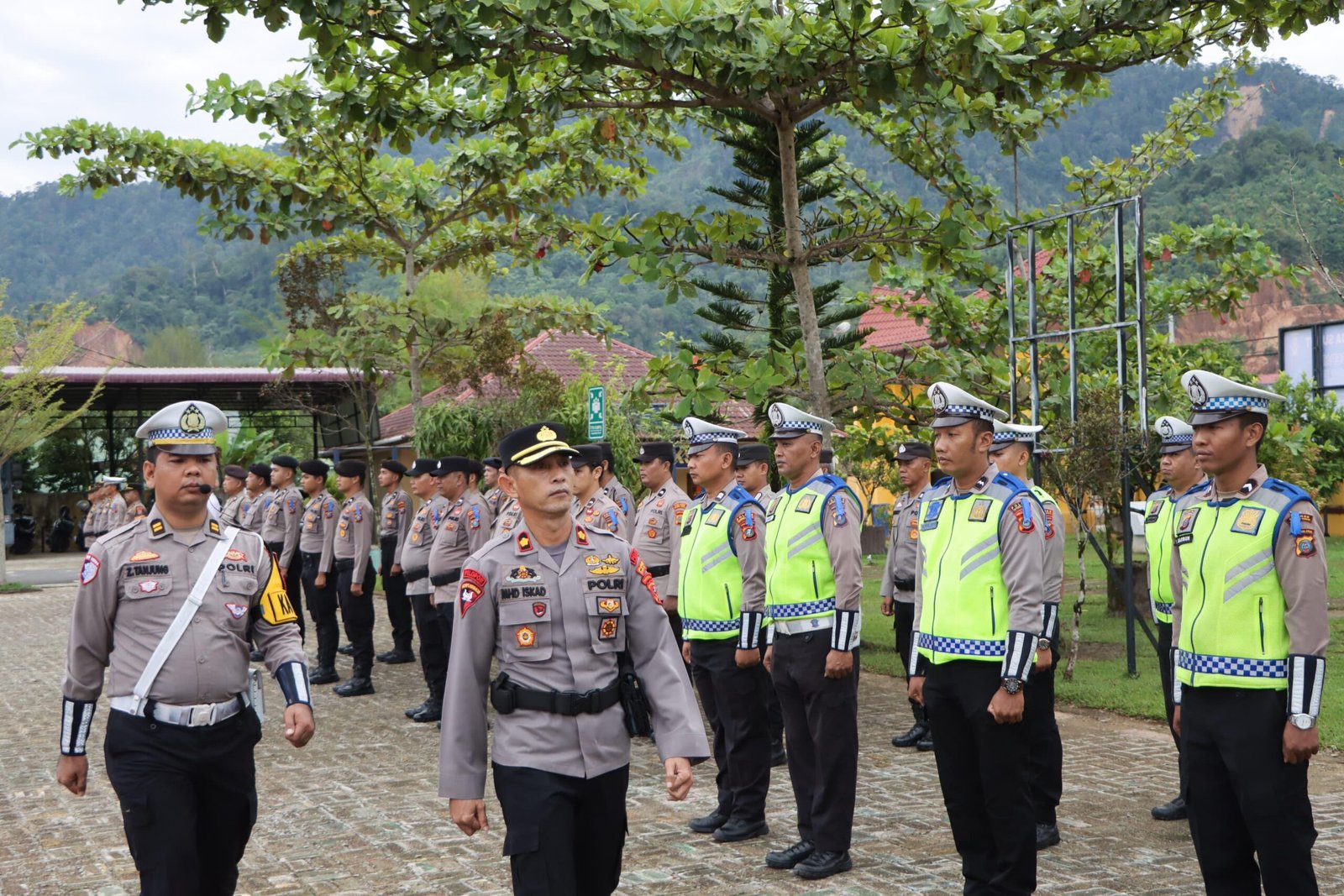 Wakapolres Tapteng Kompol M.Iskad saat memeriksa barisan personel Ops Keselamatan Toba 2026, Senin (2/2/2026).