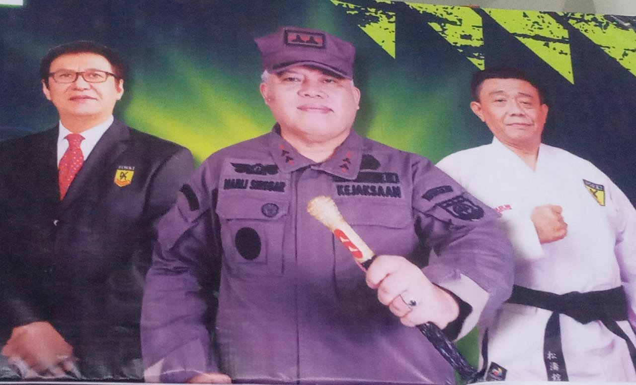 Kajatisu Dr Harly Siregar, SH, M.Hum (tengah) dan Dr H Rahmat Shah 