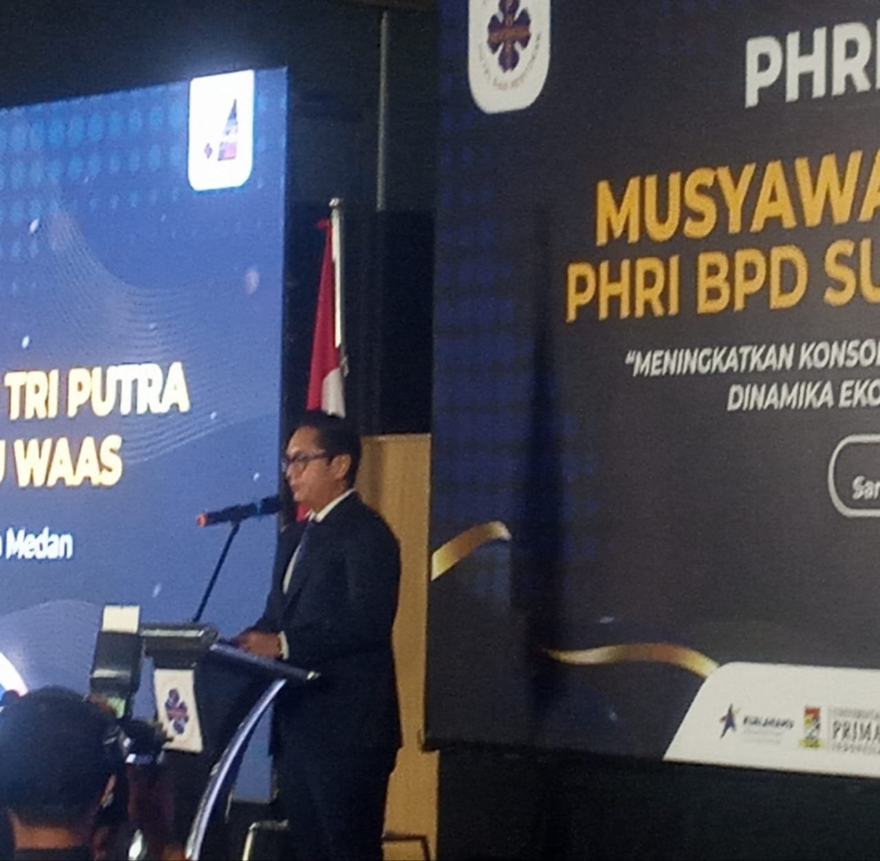 Wali Kota Medan Rico Tri Putra Bayu Waas memberikan kata sambutan di acara pengukuhan BPD PHRI Sumut.