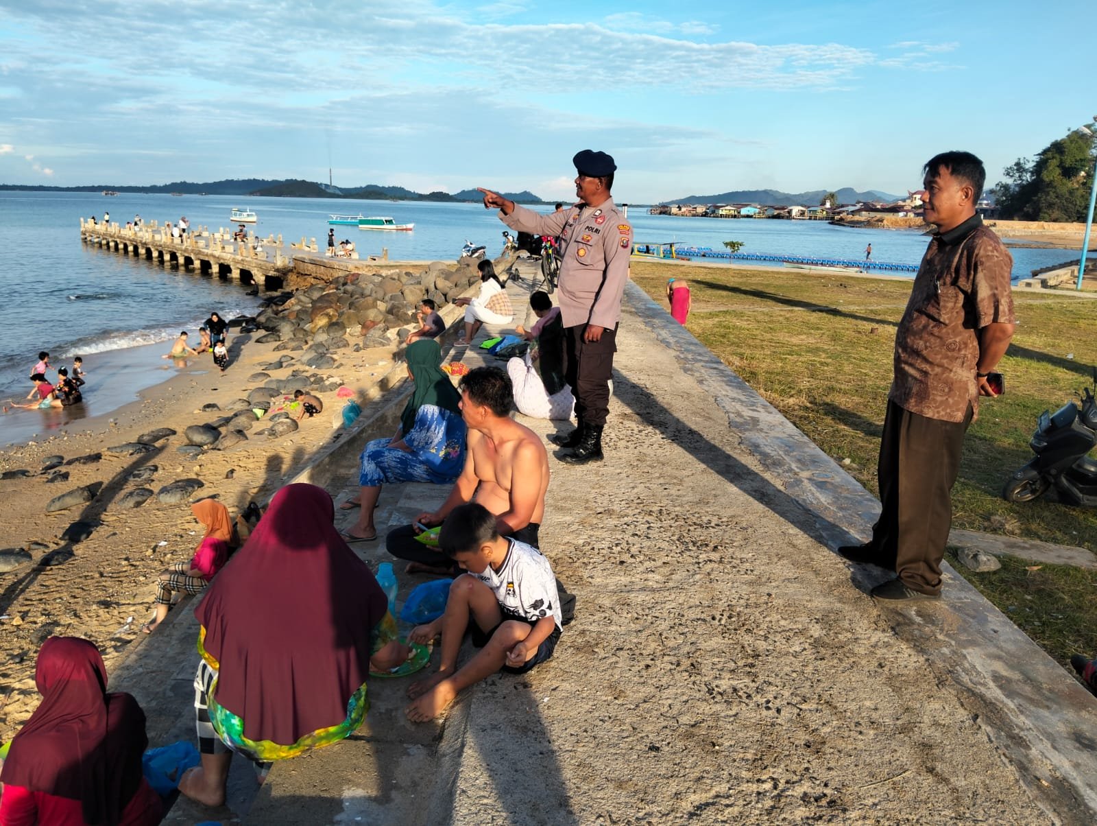 Personel Sat Polairud Polres Sibolga saat monitoring objek wisata Pantai Pelabuhan Lama Sibolga, Minggu (08/02/2026).