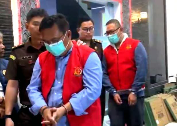 Tersangka BG dan WL saat digiring petugas menuju mobil tahanan untuk diangkut ke Rutan Tarutung.