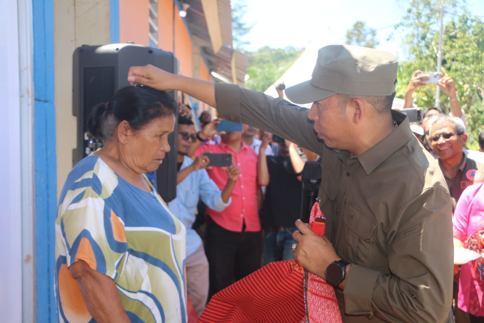 Mendagri Tito Karnavian meresmikan Huntara secara hybrid di Simarpinggan Angkola Selatan, dihadiri Bupati Taput JTP Hurabarat.