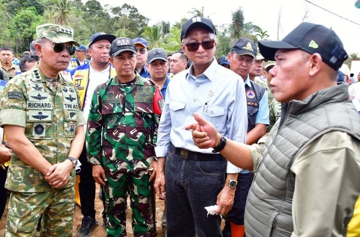 Bupati Tapteng Masinton Pasaribu bersama Menteri PU dan Kasum TNI saat meninjau pembangunan Infrastruktur pasca bencana di Tapteng, Kamis (26/02/2026)..