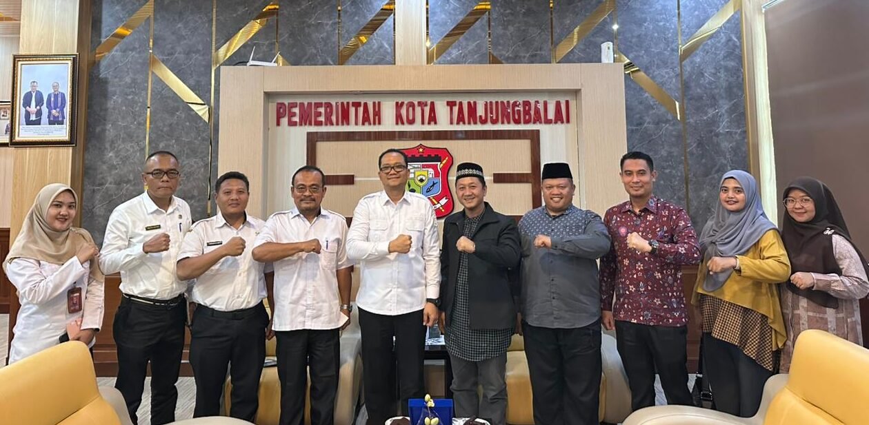 Muhammad Fadly Abdina foto bersama Rektor Universitas Muhammadiyah Asahan, Prianda Pebri.