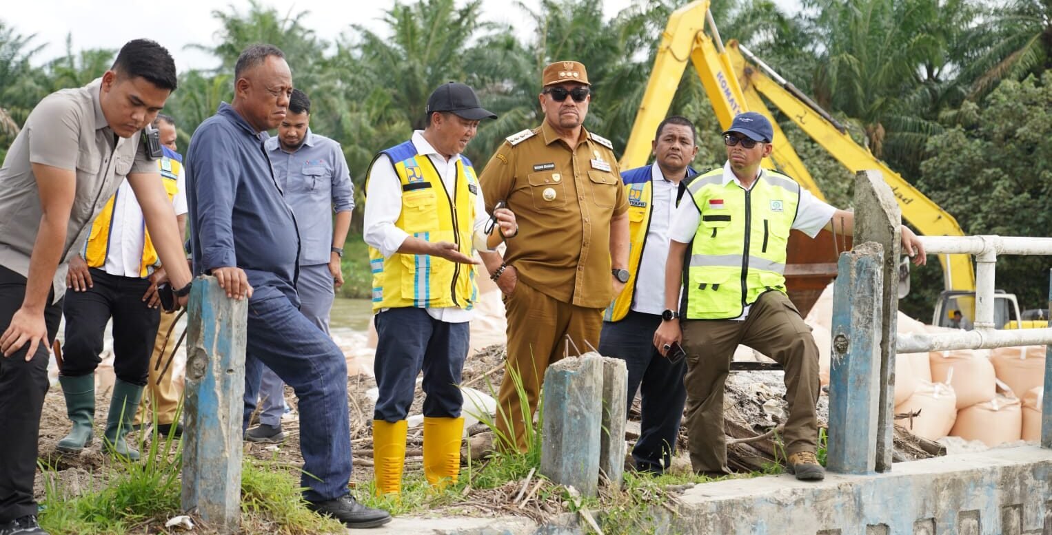 Bupati Batu Bara, H. Baharuddin Siagian, S.H., M.Si. melakukan Peninjauan bersama Kepala Balai Wilayah Sungai Sumatera Utara (BWS Sumut) Feriyanto Pawenrusi, Anggota DPRD Sumatera Utara Ir. Yahdi Khoir dan perwakilan PT Inalum Eka.