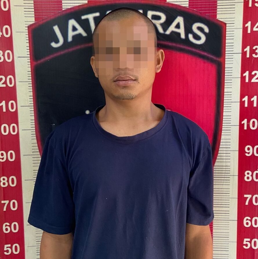 Pelaku penggelapan Sepeda Motor berinisial ES (24) saat diperiksa tim penyidik Polres Tapteng, Minggu (1/2/2026).