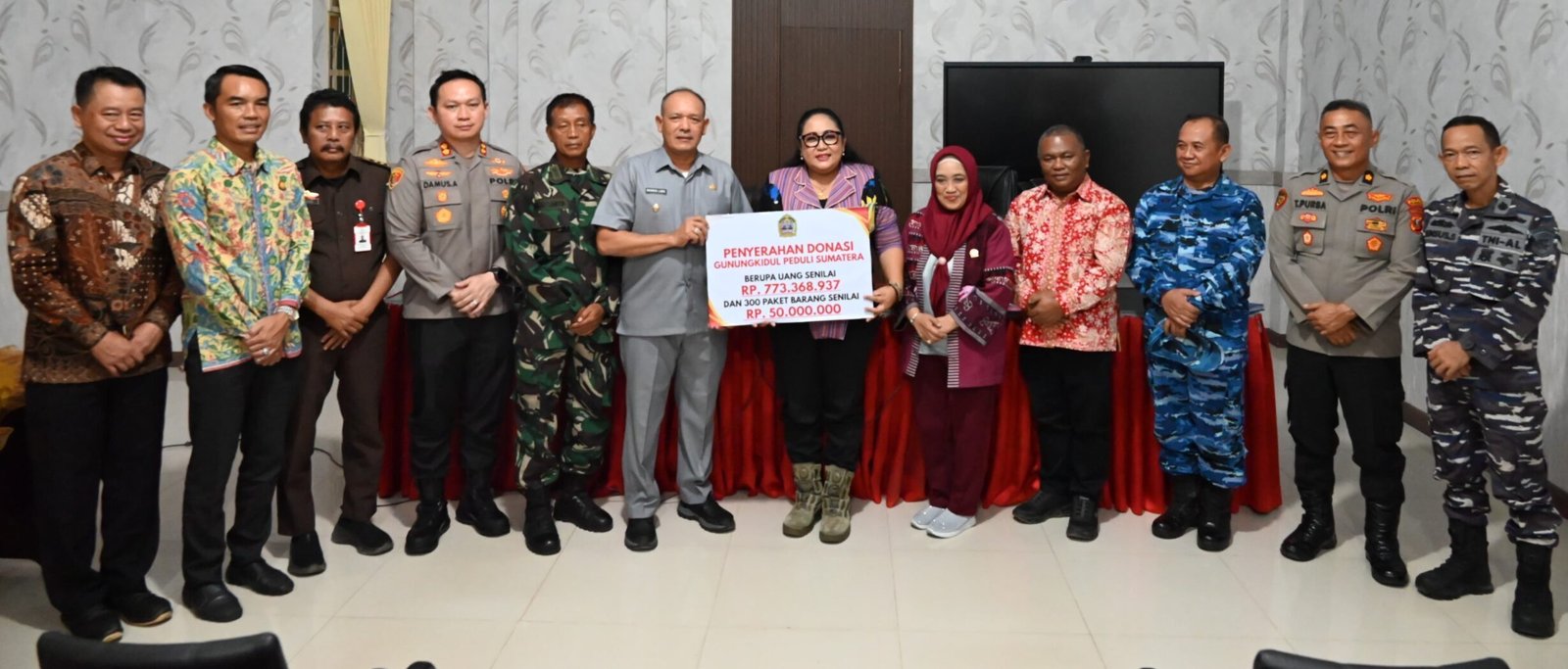 Wakil Bupati Tapteng Mahmud Efendi saat menerima bantuan uang dari Bupati Gunungkidul Endah Subekti Kuntariningsih di Kantor Bupati Tapteng, Jumat (6/2/2026).