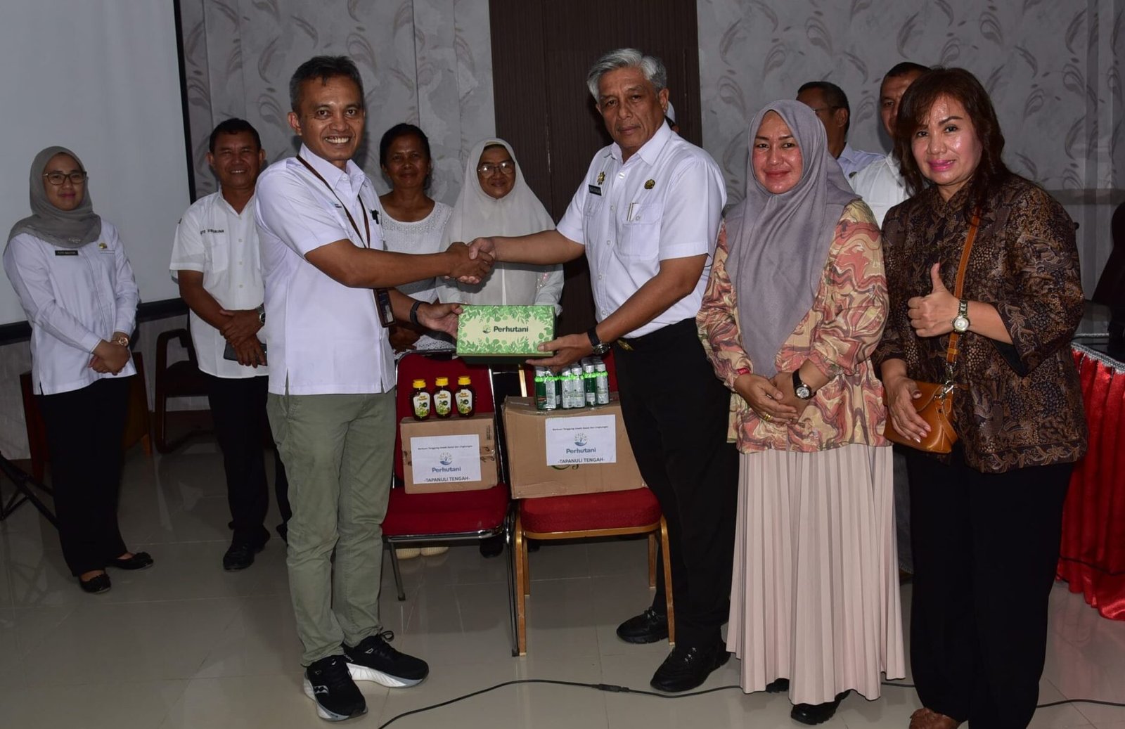 Sekdakab Tapteng Drs.Binsar Tua Hamonangan Sitanggang, saat menerima bantuan Minyak Kayu putih dan Madu dari Perum Perhutani di Kantor Bupati Tapteng, Rabu (4/2/2026).