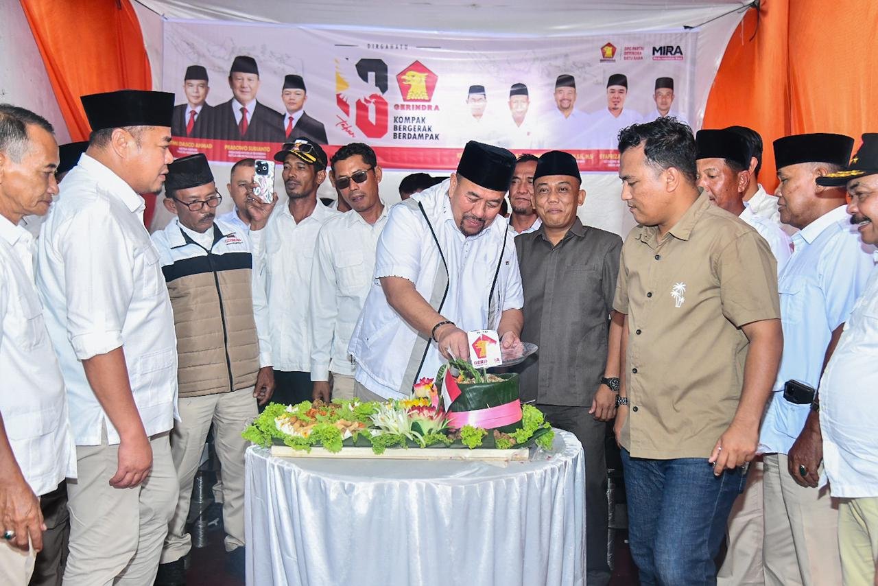 H.Baharuddin Siagian saat memotong Nasi Tumpeng.