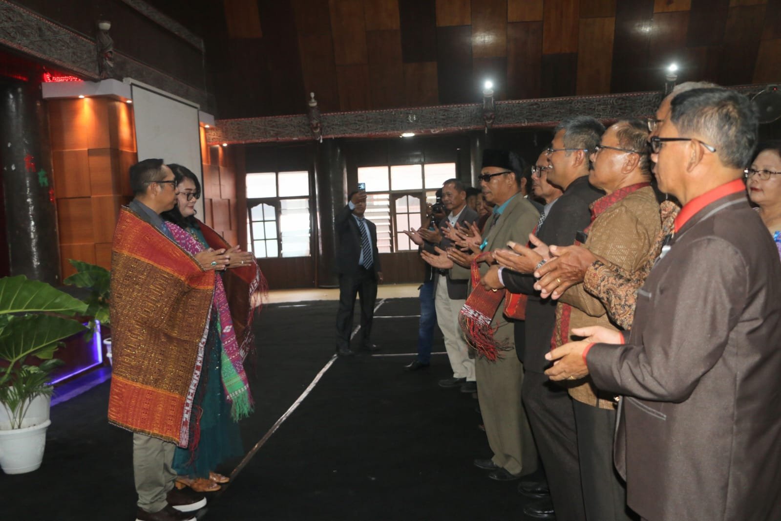 Bupati Taput JTP Hutabarat menghadiri Syukuran Pomparan Toga Simamora ( PTS) di Tarutung,Minggu (22/2).