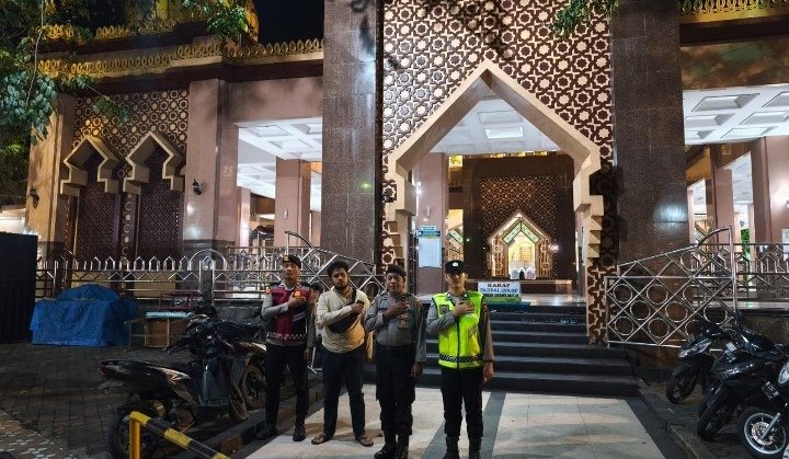 Personel Polres Sibolga saat melaksanakan pengamanan Ibadah Sholat Tarawih di Masjid Agung Sibolga, Kamis (26/02/2026).