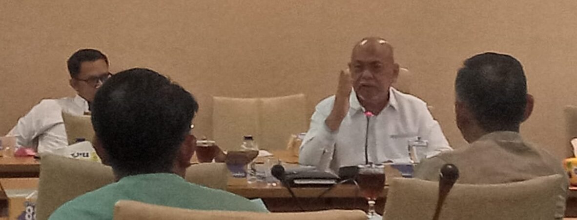 Wakil Ketua Komisi D, DPRD Sumut Ir.H.Yahdi Khoir Harahap, MBA di saat rapat dengar pendapat dengan perwakilan PT SAS, instansi DPMPTSP Sumut, Dinas LHK Kabupaten Batu Bara dan Dinas LHK Sumut. 