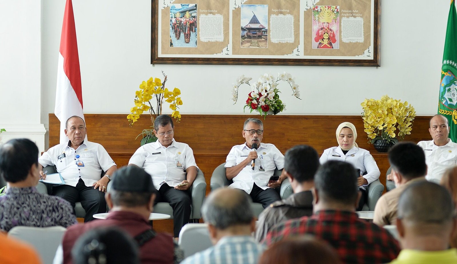 Pemerintah Provinsi Sumatera Utara (Sumut) melalui Asisten Pemerintahan dan Kesejahteraan Rakyat Sekretariat Daerah Provinsi Sumut Basarin Yunus Tanjung dan Badan Penanggulangan Bencana Daerah Provinsi Sumut melakukan Konferensi Pers terkait Perkembangan Penanganan Bencana Alam di Sumut. Kegiatan yang difasilitasi Dinas Kominfo Sumut ini berlangsung di Lobby Dekranasda Lantai 1 Kantor Gubernur Sumut Jalan Diponengoro Kota Medan, Rabu (25/2/2026).