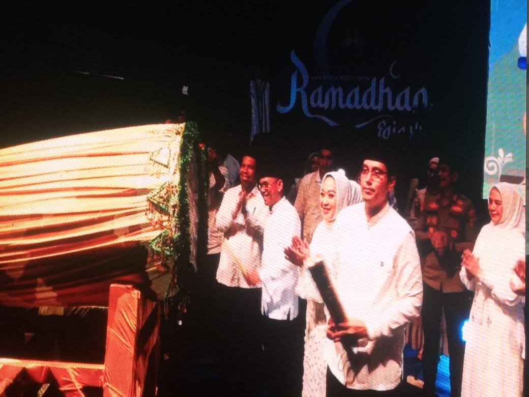 Wali Kota Medan Rico Tri Putra Bayu Waas saat ingin melakukan pemukulan bedug sebagai tanda di bukanya secara resmi kegiatan Ramadhan Fair ke XX.
