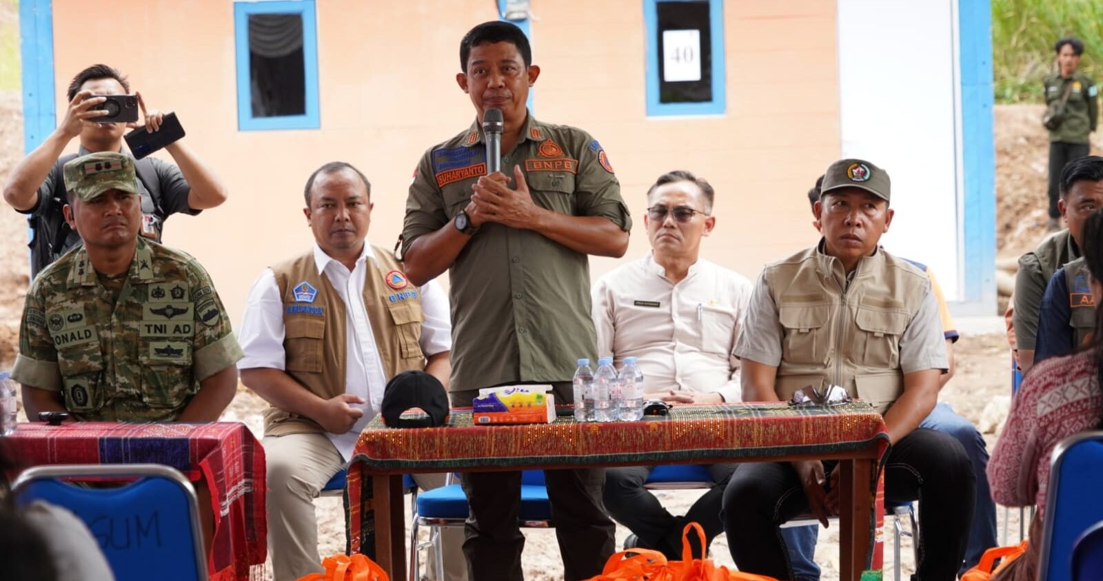 Kepala BNPB pusat Letjen TNI Suharyanto tinjau rumah Huntara di Adiankoting Taput.