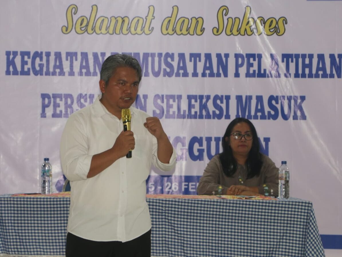 Wabup Taput memberi arahan kepada para siswa yang akan ikut bersaing masuk SMA unggulan.