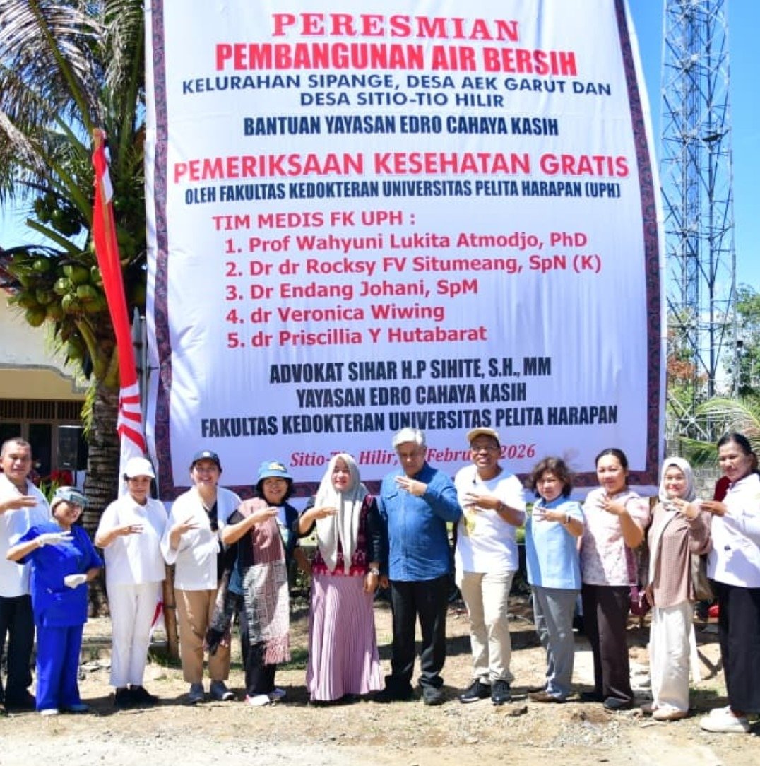 Sekda dan jajaran Pemkab Tapteng foto bersama dengan jajaran Yayasan Edro Cahaya Kasih usai peresmian Air Bersih di Kelurahan Sipange Kecamatan Tukka, Sabtu (7-2-2026). 