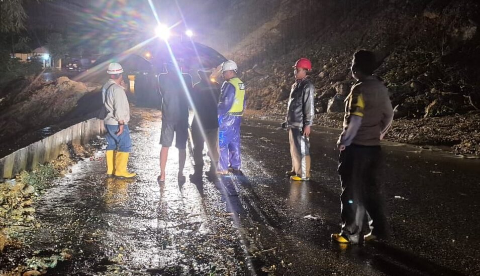 Kapolres Tapteng AKBP M. Alan Haikel saat memantau jalan lintas Sibolga-Tapteng di Kecamatan Sitahuis yang berhasil kembali dilalui kendaraan, Senin (16/2/2026).