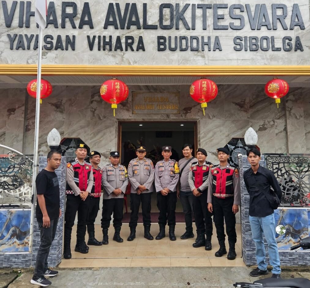 Personel Polres Sibolga saat melaksanakan kegiatan pengamanan perayaan Imlek 2577 di Vihara Avalokitesvara, Selasa (17/2/2026).