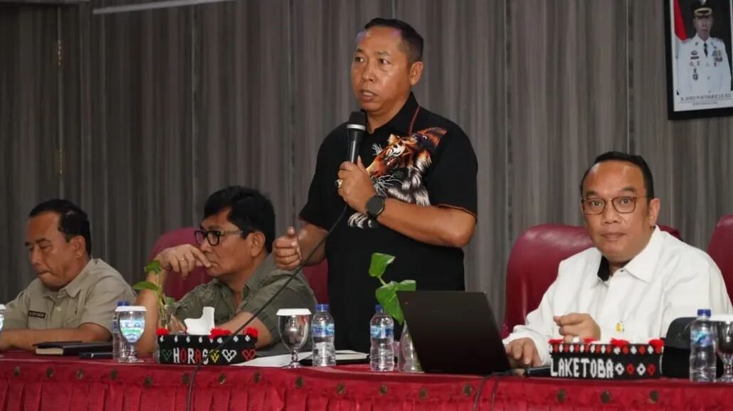 Bupati JTP Hutabarat memberi paparan dalam pertemuan membahas Master Plan Taput.