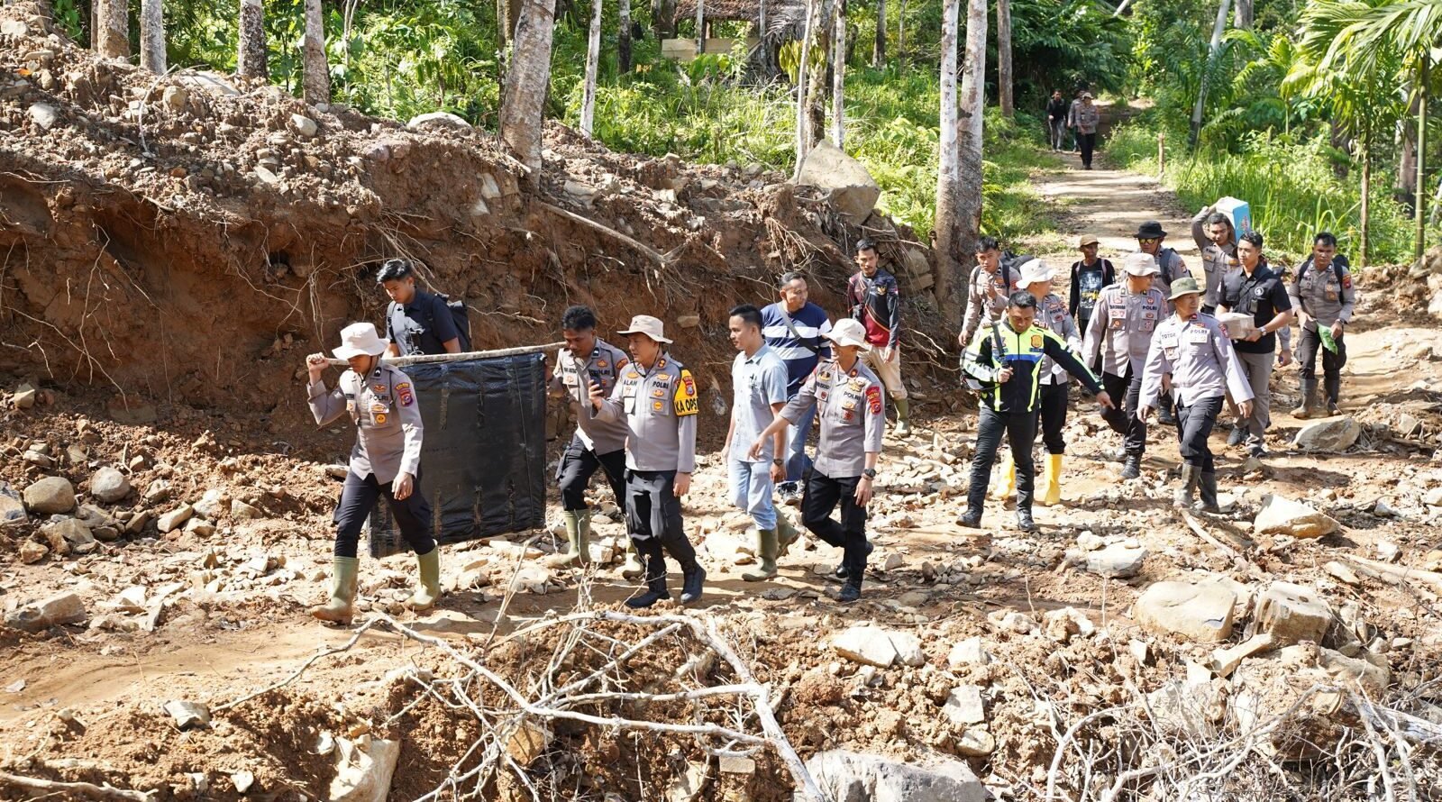 Kapolres Tapteng AKBP M Alan Haikel bersama personel Polres Tapteng saat membawa bantuan PLTS ke Desa Sialogo Kecamatan Lumut, Sabtu (07/02/2026).