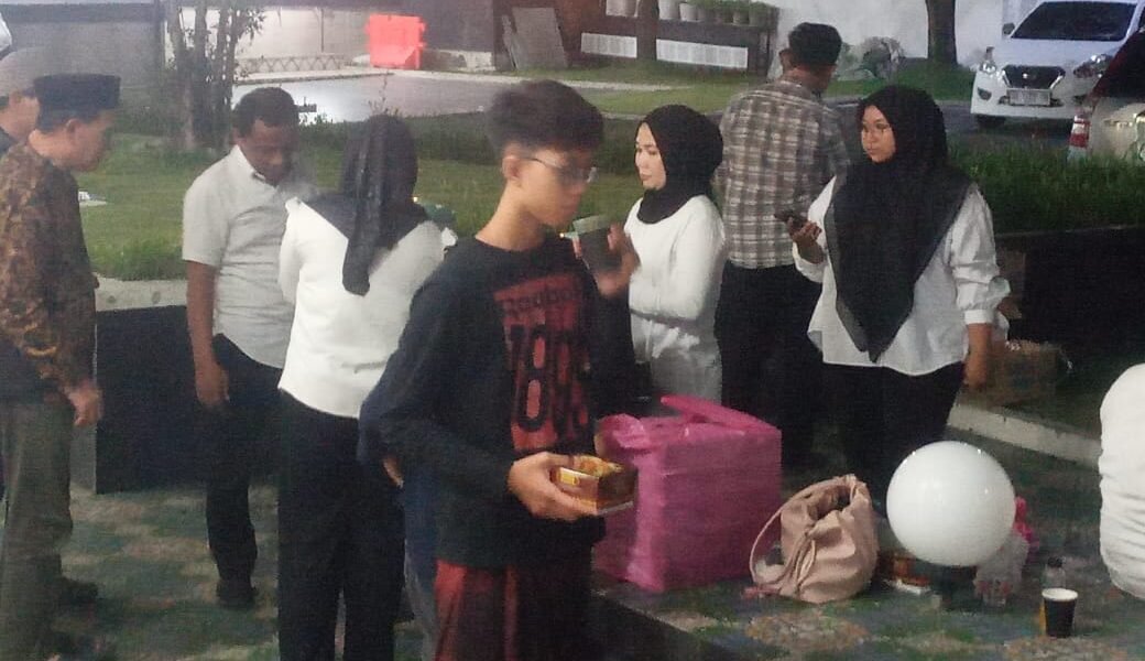 Setelah selesai sholat tarawih di masjid rumah dinas Gubsu. Di halaman masjid. Para petugas masjid rumah dinas Gubsu tampak ramah melayani para jemaah dengan memberikan minuman berupa teh manis dan kopi panas serta kue. 