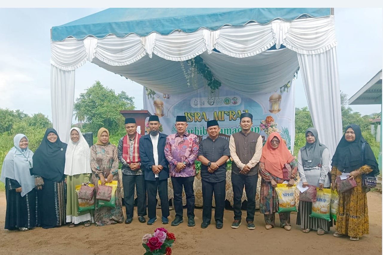 Wakil Bupati Tapteng Mahmud Efendi foto bersama usai menghadiri peringatan Isra Mi'raj Nabi Muhammad SAW di SDIT Al Muyassar Pandan, Minggu (15/2/2026).