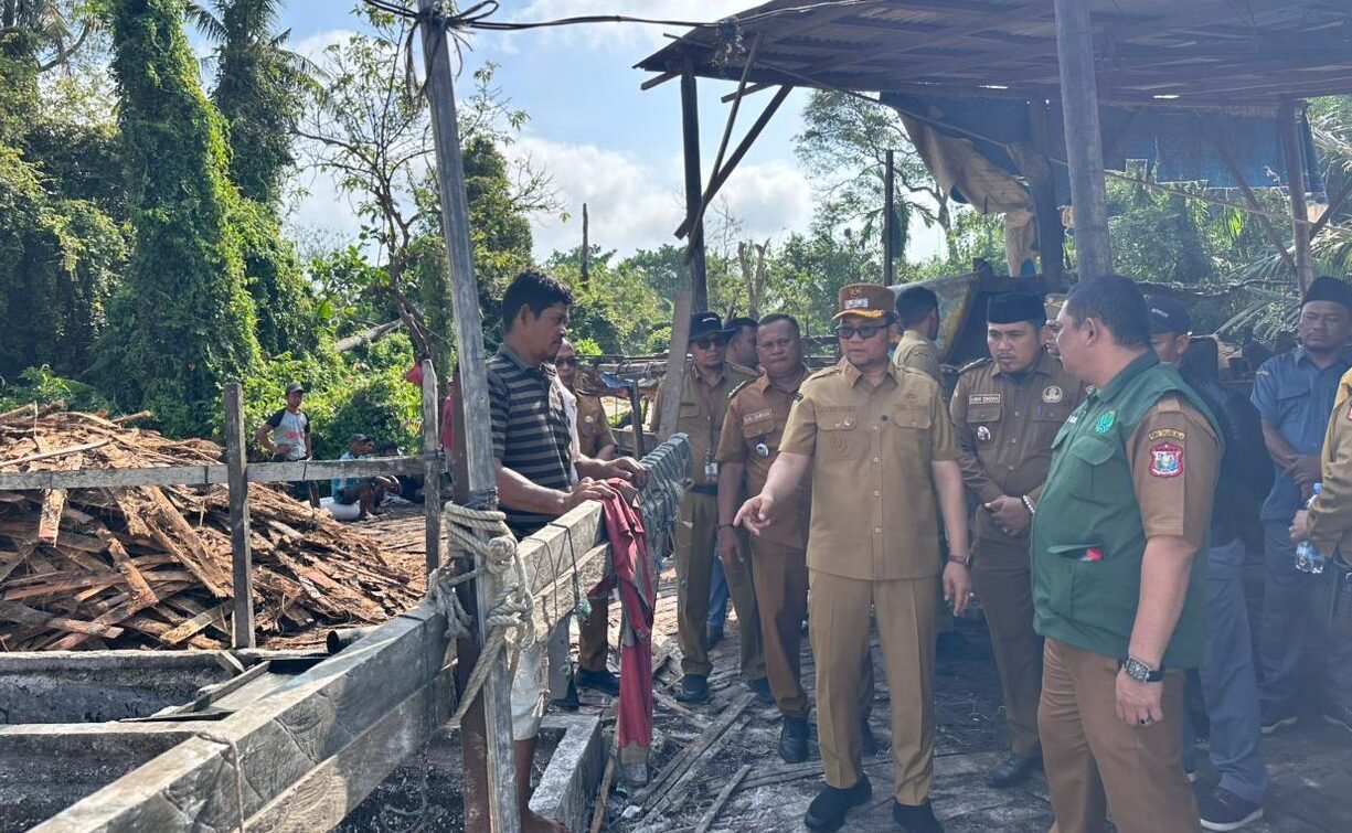 Muhammad Fadly Abdina saat meninjau lokasi pembuatan tepung sagu.