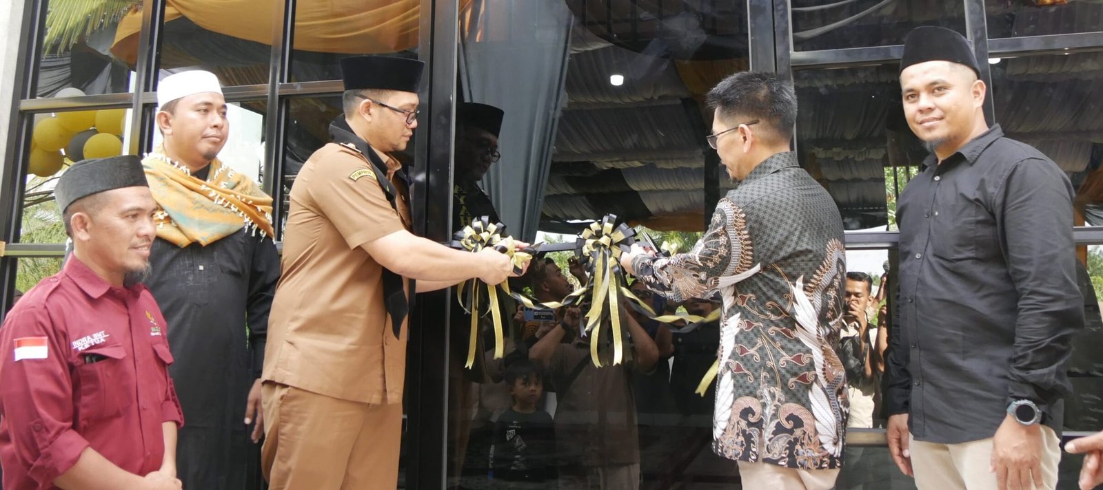 Muhammad Fadly Abdina bersama Ketua Yayasan Abulyatama Indonesia Sudarmanto resmikan The Yatim Village Tanjung Balai, ditandai dengan pengguntingan pita.